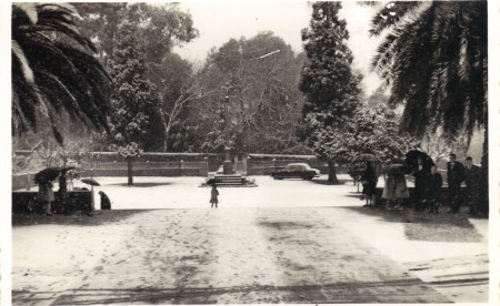 Adro da igreja com neve, em 3/2/1963